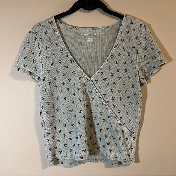 American Eagle Outfitters Tops - ✨ American Eagle Women’s Light Green Floral V Neck Top Small
